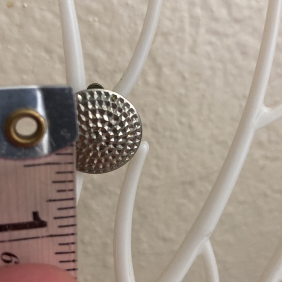 5/$10❤️❤️❤️Vintage 70s Silver Toned Circle’s Screw Back Earrings - Picture 3 of 3